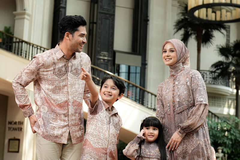 A family wearing the Atjeh Series