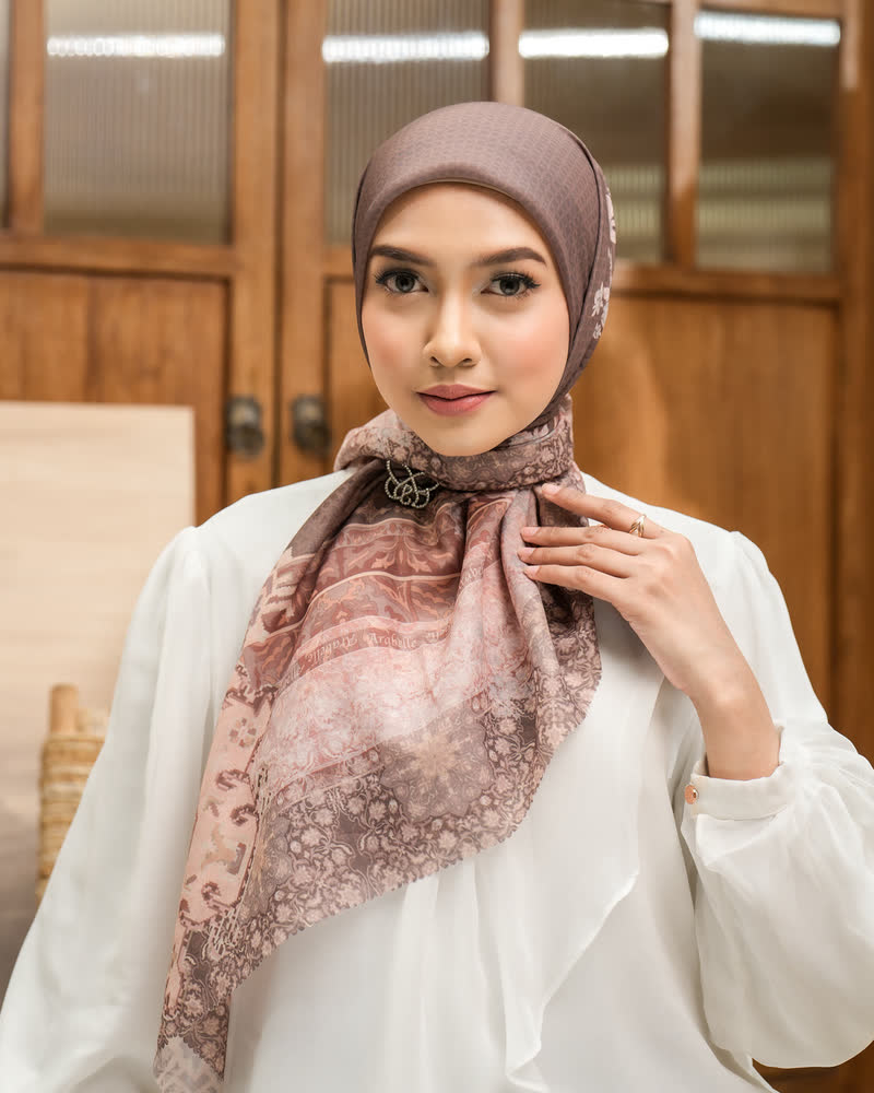 Scarf, in Bhumi